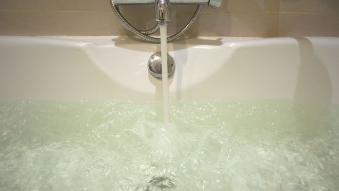 浴槽に水がそそがれる風景