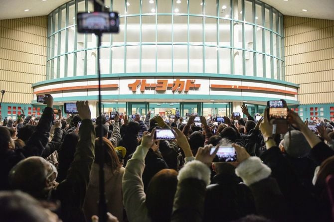 閉店時間を迎え、多くの客が集まったイトーヨーカドー竜ケ崎店=2025年2月24日、茨城県龍ケ崎市