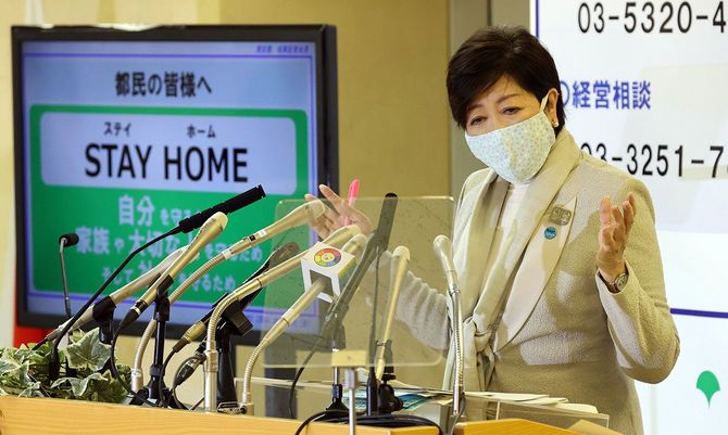 記者会見する東京都の小池百合子知事=2020年4月10日午後、東京都庁