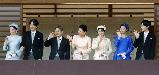 天皇陛下の66歳の誕生日を祝う一般参賀で、訪れた人たちに手を振られる天皇、皇后両陛下と愛子さま、秋篠宮ご夫妻と佳子さま、悠仁さま＝2026年2月23日午前、宮殿・長和殿