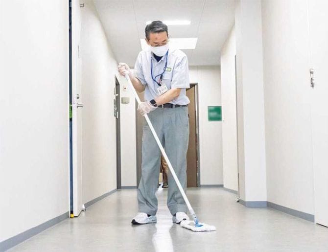 病院清掃中の佐々木信二さん。