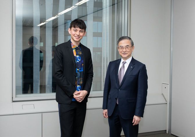 タレントのハリー杉山氏(左)とイーオン社長の三宅義和氏