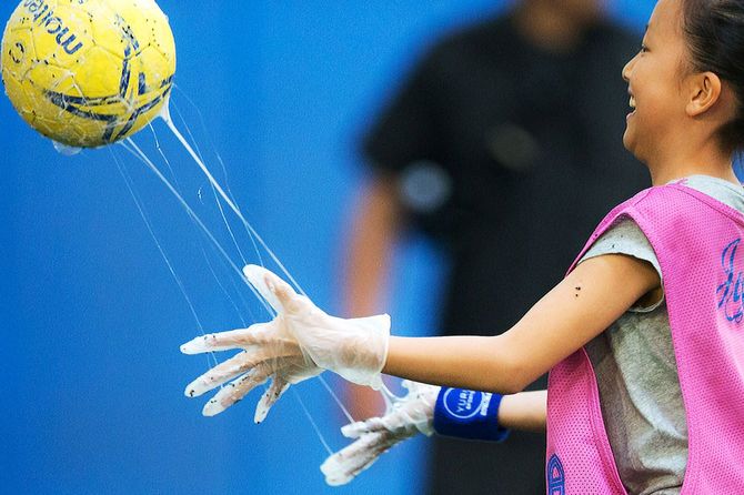 澤田さんが最初に考案したハンドソープボール。手によく滑るハンドソープをつけてプレーするハンドボールだ