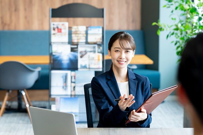 受付で働く女性コンサルタント
