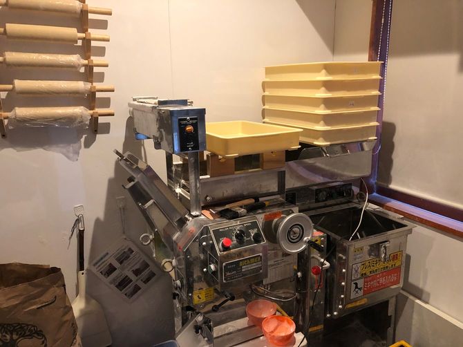 厨房の隣にある製麺機。独立資金1000万円を貯めるため、食費を一日100円に切り詰めることもあったという