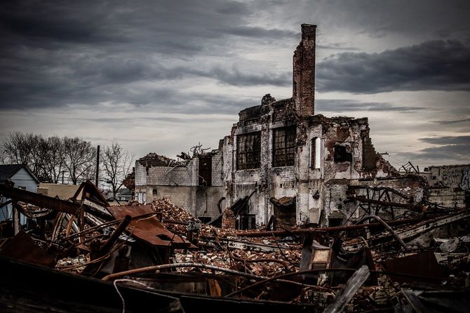 崩壊するレンガ造りのビル