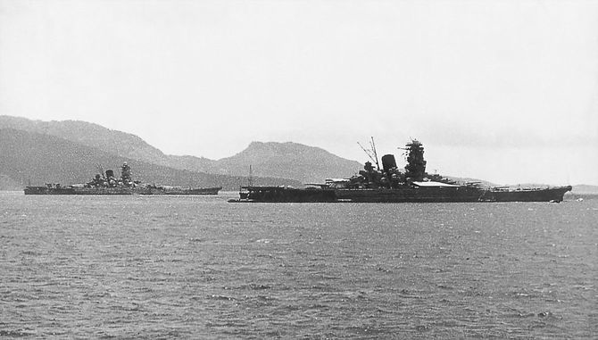 日本の戦艦大和（左）と武蔵（撮影＝神田武夫）、1943年