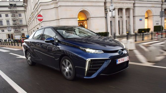 2015年11月21日、ポーランド・ワルシャワの街を走るトヨタ・MIRAI