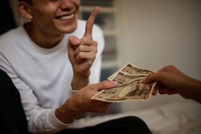 小遣いを嘆願する夫