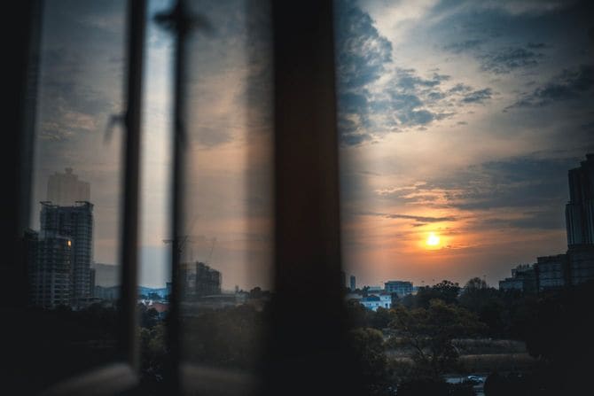 日没の太陽と窓に反射と窓から見える風景