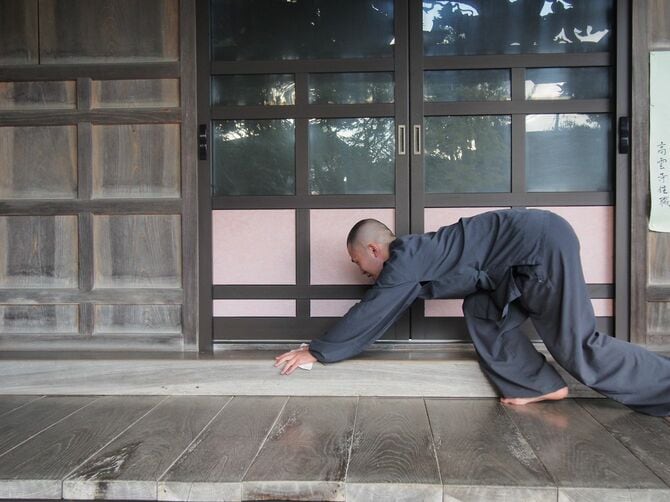 実家の高雲寺で床掃除をする村松さん