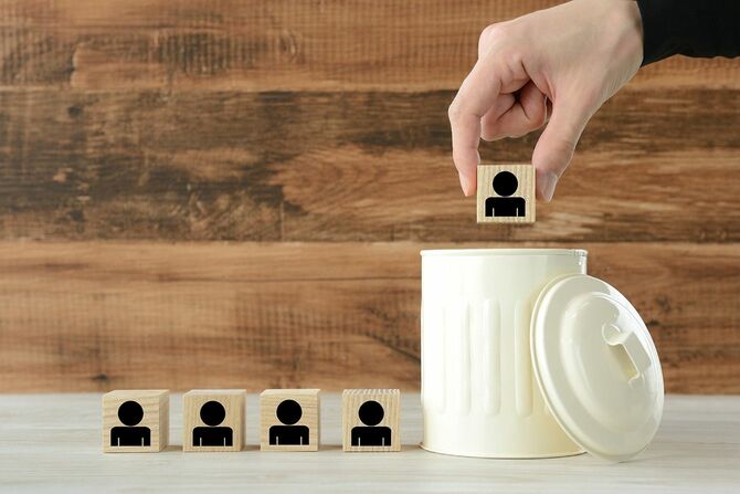 ゴミ箱に人間のピクトグラム