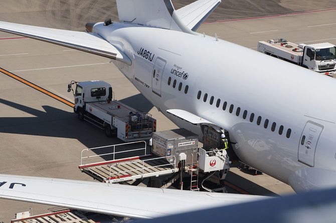 JALの旅客機の床下に搭載されるコンテナ貨物。