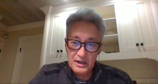 インタビューに応じる平井一夫さん