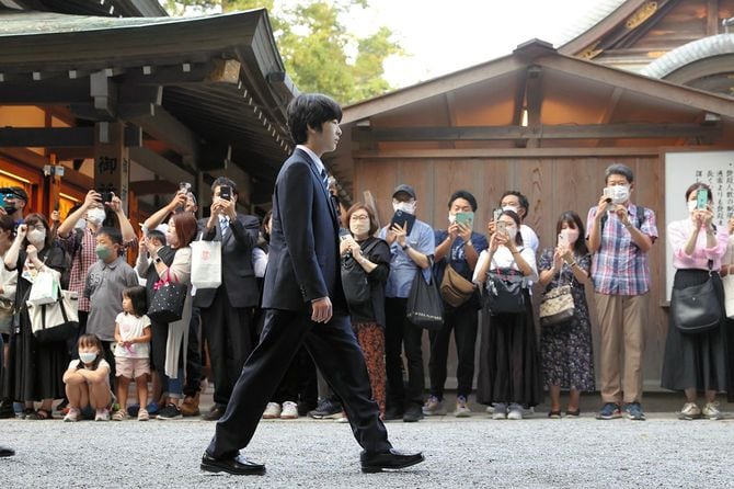 伊勢神宮内宮の参拝に向かう悠仁さま＝2022年10月1日、三重県伊勢市