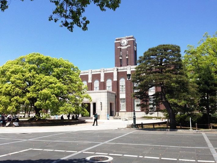 京都大学（写真＝Soraie8288／CC-BY-SA-4.0／<a href="https://commons.wikimedia.org/wiki/File:Kyoto_University_Clock_Tower.jpg" target="_blank">Wikimedia Commons</a>）