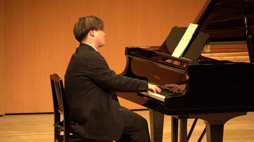 2023年12月、初開催した自身の“個展（コンサート）”でピアノ演奏する内田さん