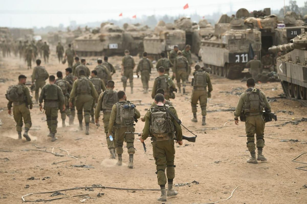 ガザでの地上活動に備えるイスラエル国防軍兵士たち