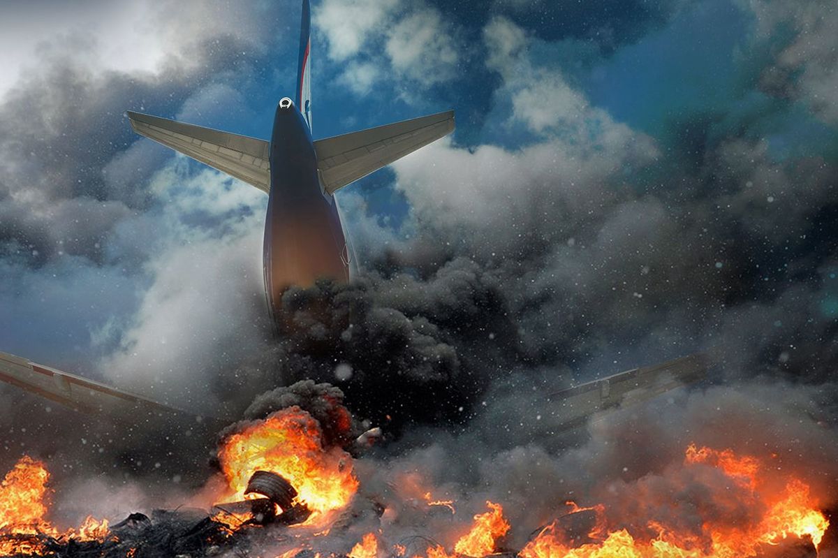 飛行機墜落、火災と煙の上の飛行機。空の旅の概念の恐怖