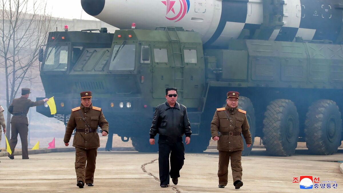 ウクライナ戦争　援露北朝鮮ミサイル　東風DF-11A核ミサイル発射車　金正恩 41LTZfRzZVL._UF350,350_QL50_.jpg