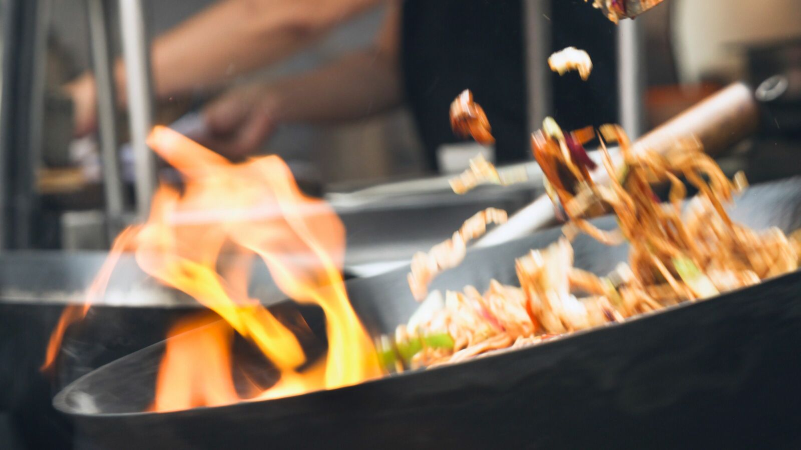 ｢芸能人のサインを飾ってはいけない｣脱サラ焼きそば店の経営者にカリスマ店主が伝えたこと 店の人気に火がついたのは､テレビで紹介されたからだが… 