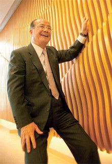 <strong>住友林業 矢野龍社長</strong>●1940年、旧満州（現中国東北部）生まれ。63年北九州大学外国語学部卒業、住友林業入社。アメリカ・シアトルに2回、合計10年間の駐在経験を持つ。86年海外第一部長。88年取締役。92年常務。95年専務。99年社長。2002年より執行役員社長。