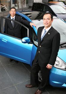 <strong>ホンダ 人見康平</strong>●四輪開発センターLPL（Large Project Leader：商品開発責任者・写真右）。性能を上げるとコストが上がる。コストを下げると性能が下がる。怒号の飛び交う大部屋で「第三の答え」を探った。写真左は購買本部四輪購買企画室購買主幹の原義信氏。