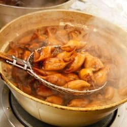 タレでイカを煮込む作業