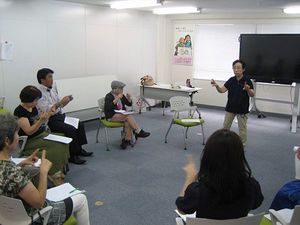 今では手話講師として講習を開くこともある。