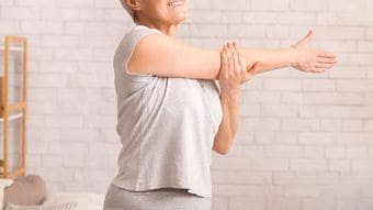 貧乏ゆすりでもOK…認知症リスク高めのデスクワーカーが元凶の｢脳のゴミ｣を流す"ながら有酸素運動"の方法