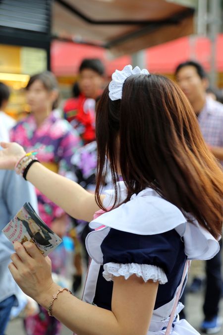 秋葉原のメイドカフェのチラシ配り