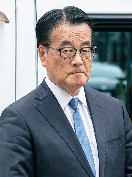 博多駅前の街頭演説に立つ岡田克也氏