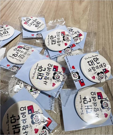 韓国語と英語で「台湾出身です(I'm from Taiwan)」と書かれたバッジ(写真=Instagramのスクリーンショットより)