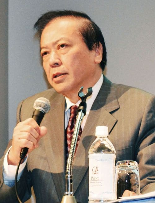 第三者委員会の報告書公表を受けて記者会見する、ゼンショーホールディングスの小川賢太郎会長兼社長＝2015年4月8日午後、東京都港区