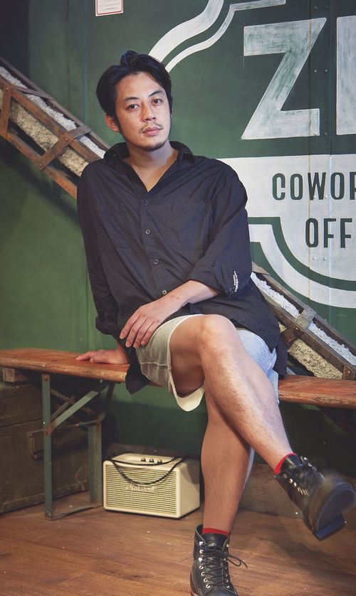 1980年、兵庫県生まれ。99年梶原雄太とお笑いコンビ「キングコング」結成。2009年『Dr.インクの星空キネマ』で絵本作家デビュー。