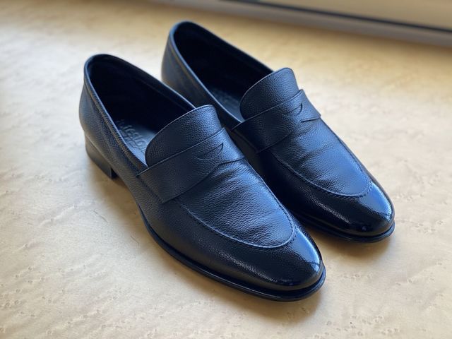 磨き終わった山口会長の靴