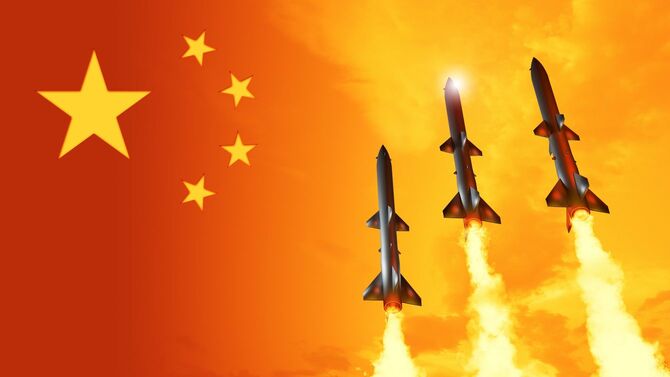 中国の旗の背景に現代の戦略的ロケットミサイル