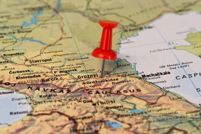 ロシア連邦南部に位置するチェチェン共和国の首都、グロズヌイにピンが刺さった地図