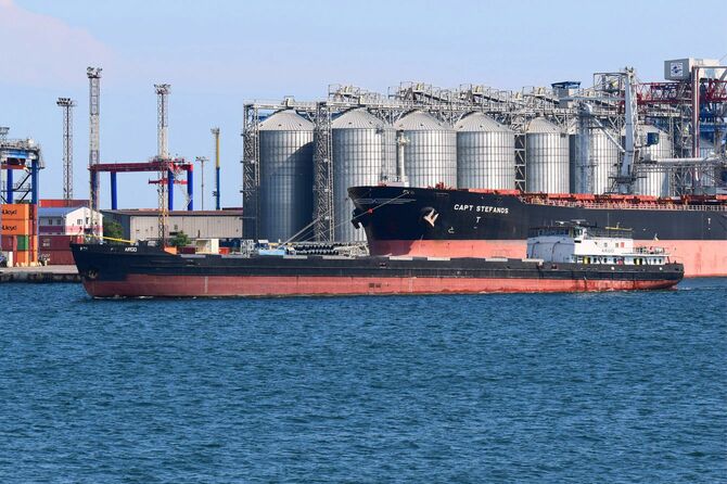 2021年10月10日、オデーサ港の穀物ターミナルから、穀物を積んだ貨物船が出航する