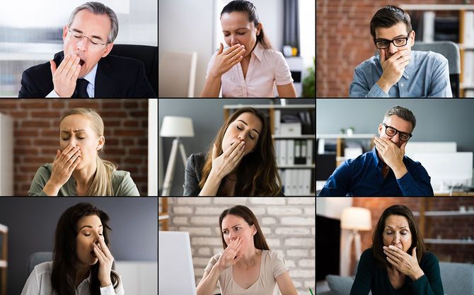 ビデオ会議で眠い退屈な従業員