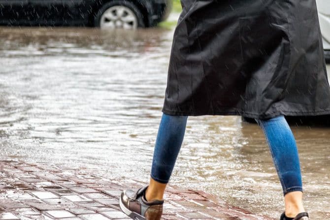 雨の日にレインコートを着た女性