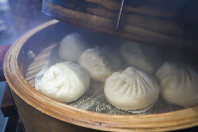 店頭に置かれた蒸し器で蒸されている肉まん