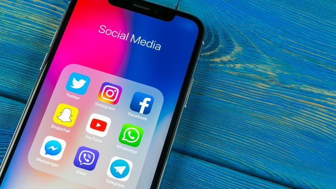 iPhone Xの画面にソーシャルメディアが表示されている