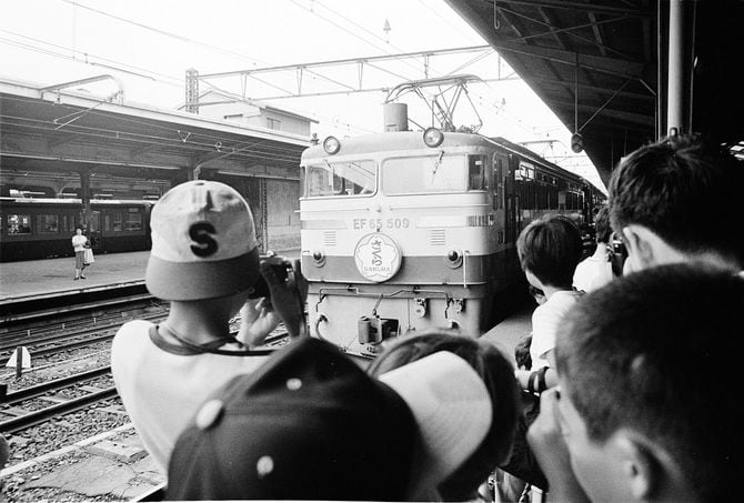 1978年 東京駅 ブルートレインの撮影に群がる人々