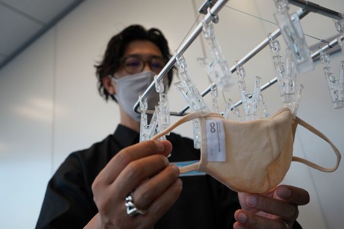 マスクを干す茂木康之氏