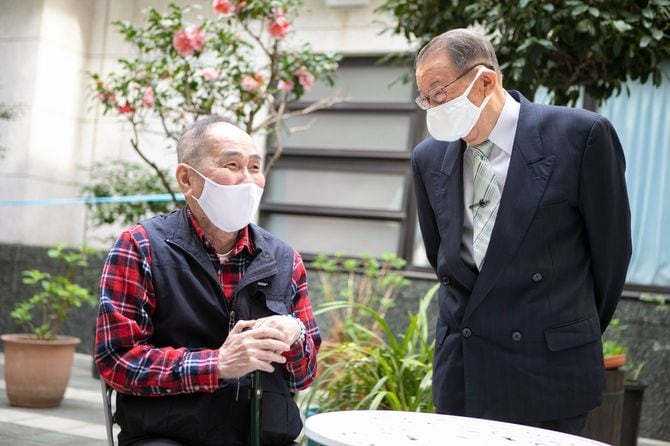 アゼリー江戸川の中庭にて、入居者の男性と談笑