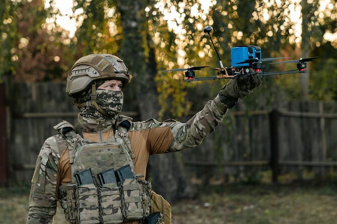 兵士技術者は偵察用FPVドローンの飛行準備を進めています