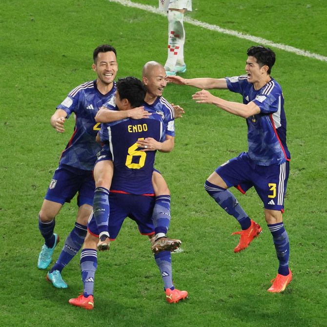 W杯決勝トーナメント1回戦・日本-クロアチア。前半、先制ゴールを決め喜ぶ前田大然(中央)=2022年12月5日、カタール・アルワクラ