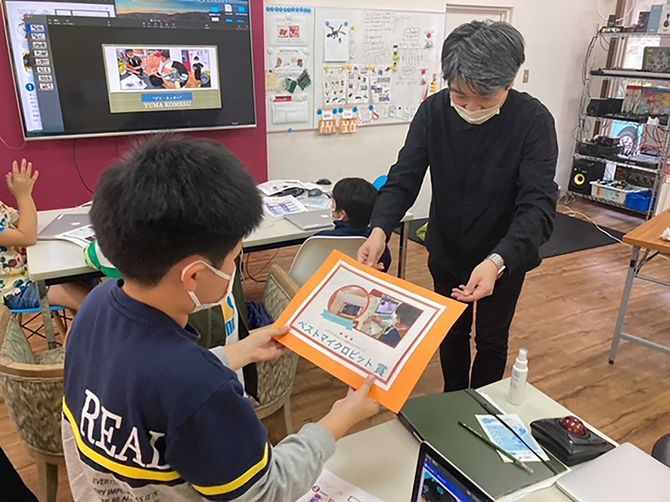 児童にわたされた賞状には「ベストマイクロビット賞」と書いてある。