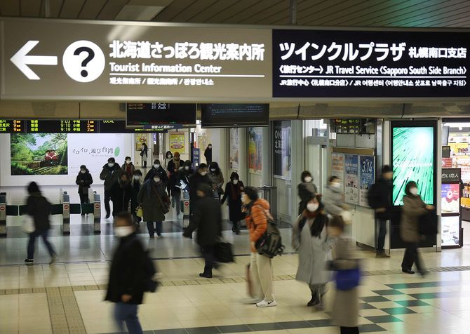 外出を控えるよう緊急事態宣言が出された翌日、JR札幌駅の改札口ではマスクをした人が多く見られた